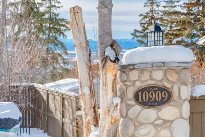 Image de Estate home living in heart of Nw Calgary