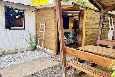 Image de Deux maisons d'hôtes authentiques, nichées dans un jardin tropical paisible