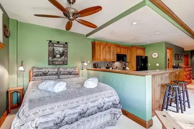 Image de Cozy Studio Condo with Mountain Views