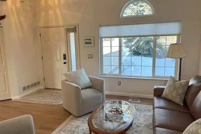 Image de Large home with view of float plane lake