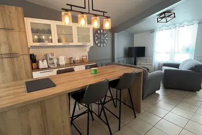 Image de Au bord d’un Lac et à proximité d’un centre de ski. Condo Le Numéro 1!