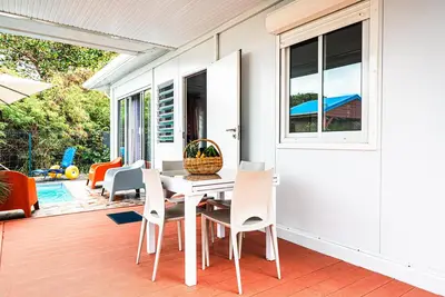 Image de Séjour en famille. Gîte tout confort avec piscine privée, parking sécurisé.