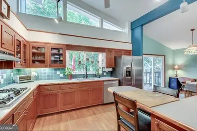 Image de Spacious Mid-Century with tons of amenities!