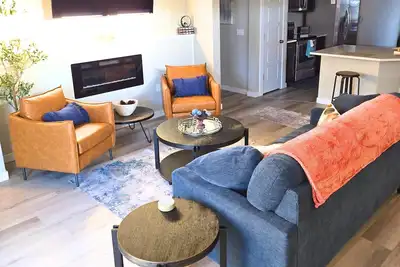 Image de Friends & Family Getaway. Wine & golf. Fenced yard & game room. Bring your dog!