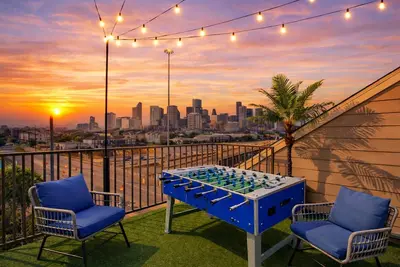 Image de Panoramic Rooftop Skyline Views + Garage! 5 Minutes to Downtown! Fifa World Cup!