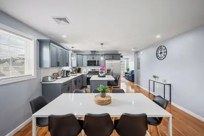 Image de Quadro-Lux at Charles District Pvd 4br/2ba Laundry+Dishwasher+ Parking