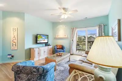 Image de Walk to Beach! Poolside Coastal Condo Retreat