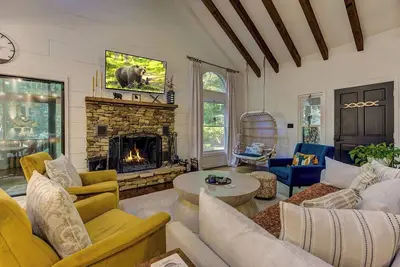 Image de Crackling Fires, Game Nights & Community Swims, Hikes, Golf, Kayaking & Tennis - Heavenly Hideaway