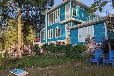 Image de Spacious Waterfront 5-bedroom house in charming Annapolis with Hot Tub