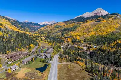 Image de Fireplace, Hot Tubs, Pool, Free Ski Shuttle!