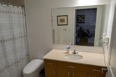 Image de Nature + City Balance Rare 1+Den low-rise condo offers a peaceful