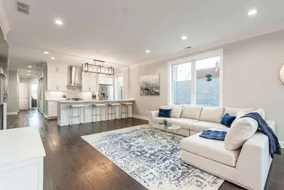 Image de Luxury Modern Harrison West Home with Rooftop Terrace & Family Amenities