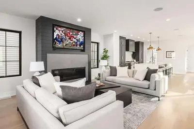 Image de Luxury 4-Bedroom New-Build Short North Home with Private Rooftop Terrace