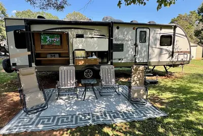 Image de Cozy Rv in quaint Nicholson. Close to Uga.