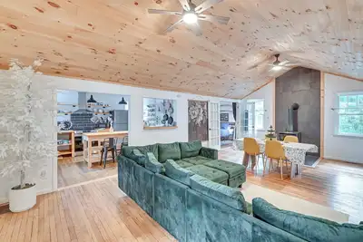 Image de Ice Fish, Snowshoe & Ski: Group Getaway in Summit