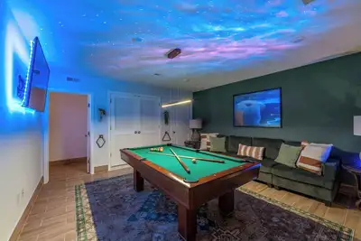 Image de Massive 8 Bedroom Complex, 2 Garage Parking