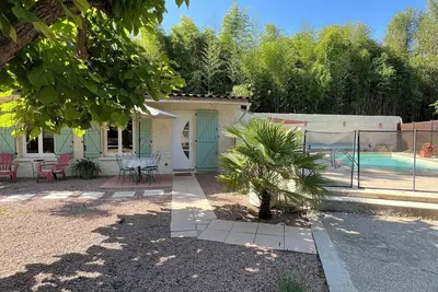 Image de Charmant pavillon avec piscine dans un cadre de verdure et de calme.