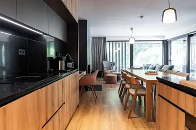 Image de Luxurious ski in - ski out chalet with private sauna (2)