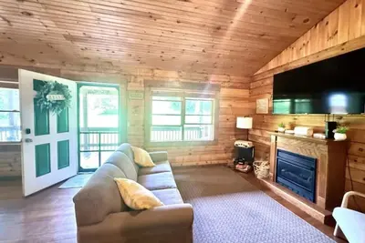 Image de Delightful cabin with Fireplace in charming Canvas