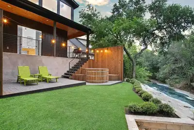 Image de South Lamar Luxe Creekside Retreat w/ Hot Tub