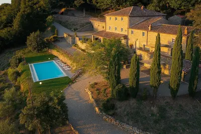 Image de Private Tuscan farmhouse with infinity pool, panoramic view with 14 seats