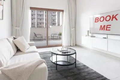 Image de StayShort - Jvc Apartment sleeps 4 with Large Balcony!