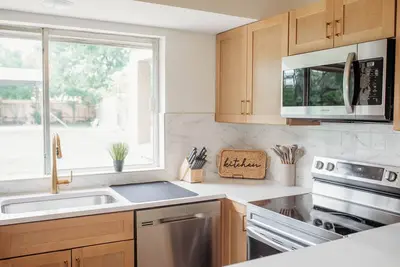 Image de Cozy Rustic Austin Retreat – just 15 min to Zilker Park & 17 min to downtown.