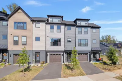 Image de This fully furnished, 3 bedroom/3. 5 bath townhome immersed in the Belvedere neighborhood is less than 2 years old with all the updates and amenities on the interior for comfortable living.