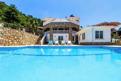 Image de Relax in this peaceful 4-bedroom villa in Yesiluzumlu, Fethiye. Surrounded by nature, it offers a private pool, large garden, and modern comforts — perfect for a quiet family or group getaway.
