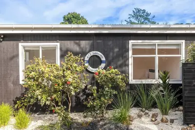 Image de The Onetangi Gathering – Beach, Family, Connection