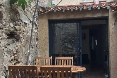 Image de La Maison de Célestine, au coeur des Corbières, dans un village vigneron.