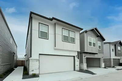 Image de Energy-Efficient Furnished Home in Prime Spring Branch with Modern Comfort