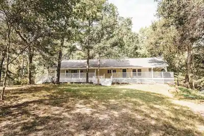 Image de Retreat to the country. Three updated farmhouses, 28 acres, pickleball court.