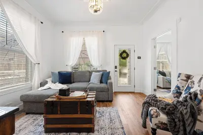 Image de - 1914 Historic Cottage<br>- Remodeled <br>- Electric Fireplace, Gas Firepit, and Bbq<br>- Fenced Property<br>- Chef's Kitchen<br>- Electric Vehicle Charging Station