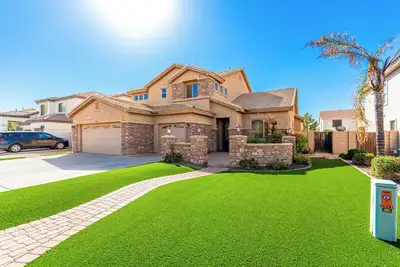 Image de Spacious 5-bedroom house in E Mesa {pool+spa+putting green+foosball-sleeps 14}