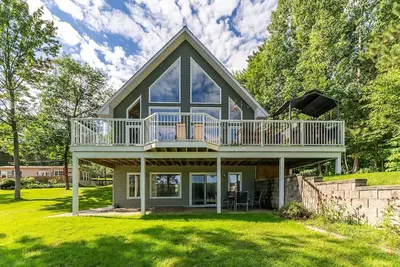 Image de Gorgeous Round Lake 4 Season Waterfront Lake House