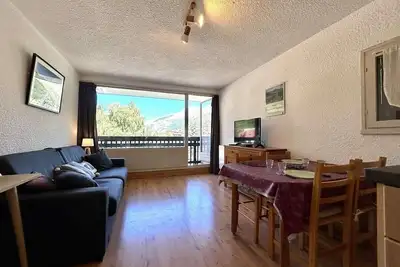 Image de 100m du centre station, 1er étage, vue montagne/parking, piscine, balcon, parking, 28m²