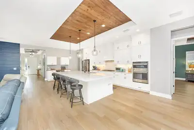 Image de Executive Furnished | Heated Pool Spa, Beaches