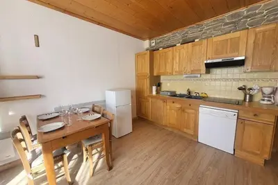 Image de 300m des commerces, Rez-de-chaussée, vue parking, terrasse, parking, télévision, casier à ski, 29m²