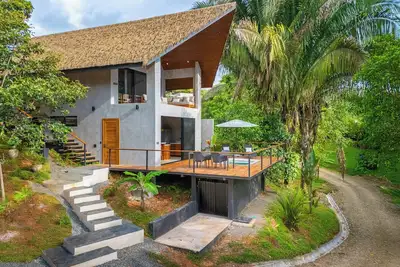 Image de Bali Style 2-bedroom with salt water Pool, deck, outdoor bathtub, yoga deck
