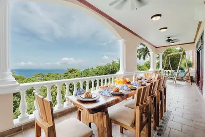 Image de Golden Sunset at Blue Horizon: Elevated Comfort with Ocean Views