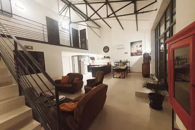 Image de Grand loft moderne avec extérieur privatif, climatisation et stationnement