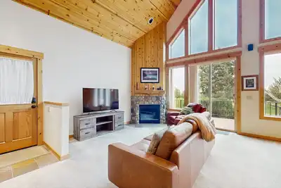 Image de Inviting chalet w/ grill, patio & access to pools, hot tub, golf, tennis & gym