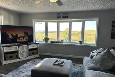 Valley View Hideaway - Charming 2-bedroom house