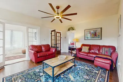 Image de Spanish style home with lake view, fire pit and wifi