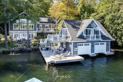 Image de Stunning 5 bed 6 bath cottage on Lake Joseph with Boathouse