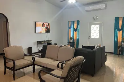 Image de Spacious 4-bedroom apartment in adorable Historical Sandy Point with Ac