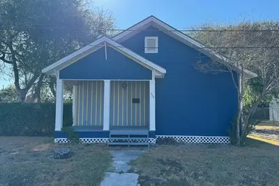 Image de 1-2 bedroom cottage in quiet Portland Tx with central Ac, optional fitness room.