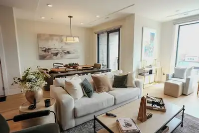 Image de Chic 3-Bedroom Condo in Lakeview Central. Private Rooftop, City & Ballpark Views