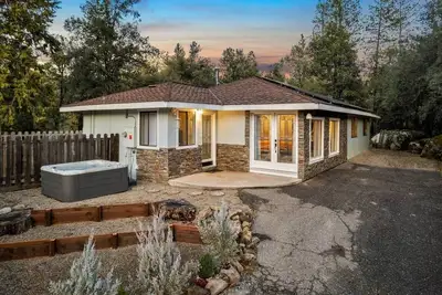 Image de Yosemite Stars * Hot Tub*2 Decks*Creek view*Arcade